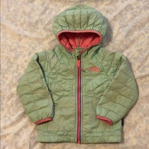 💕❄️The North Face Jacket size 2T❤️❄️
